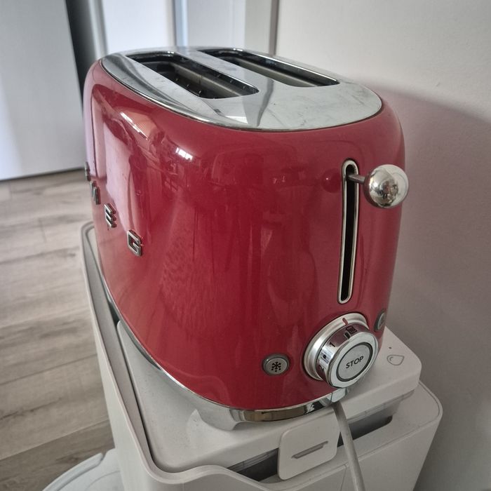 Червен тостер е Smeg 50's Retro Style TSF01RDEU с две гнезда.