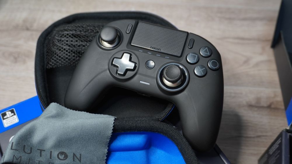Controller Nacon Revolution Unlimited Pro pentru PlayStation 4 și PC