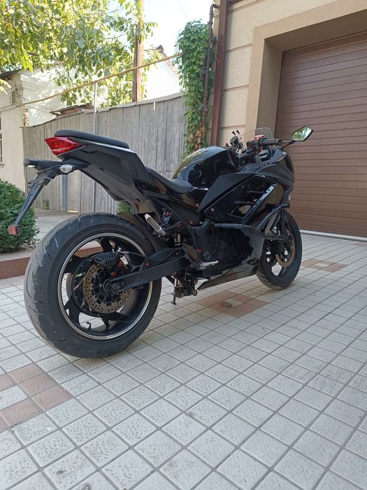 Продаю Kavasaki 8000 watt машьный электробайк запас хода 200км.