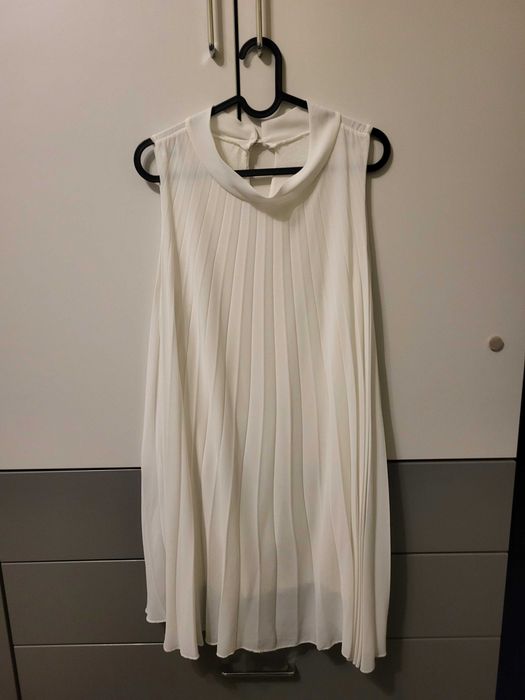 Бяла рокля свободна без ръкави