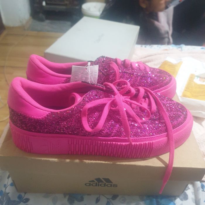 Vand adidași originali  nr 40 o singură pereche