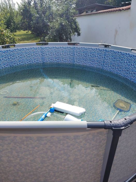 Piscina cu cadru și scară
