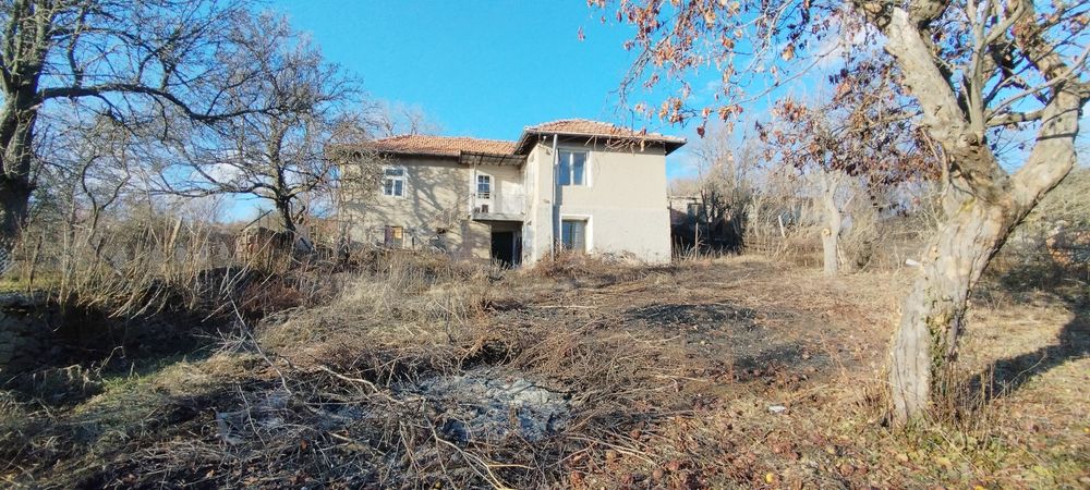 Продава се двуетажна къща в село Садовик, област Перник