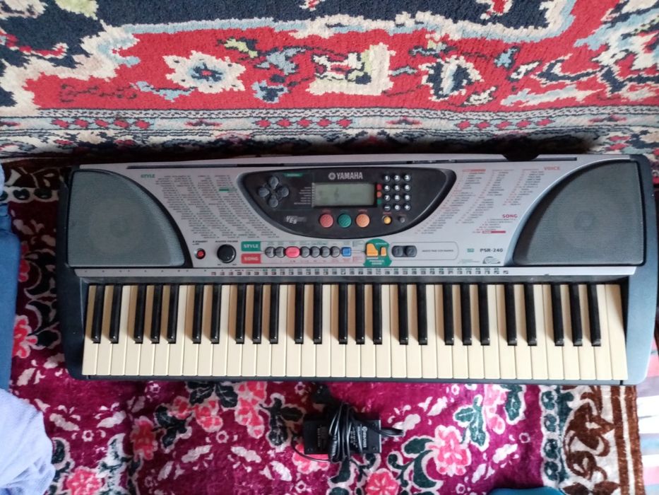 Синтезатор Yamaha PSR-240