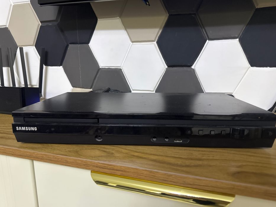 Колонки и проигрыватель для телевизора