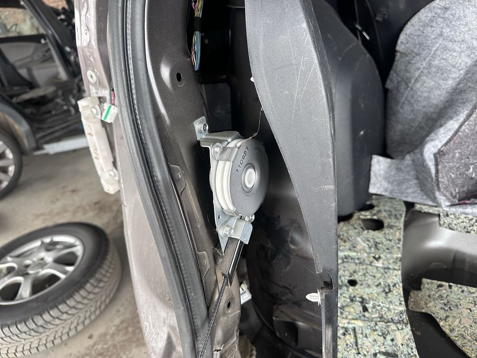 Капак малък оборудван за Мицубиши Аутлендър 2012