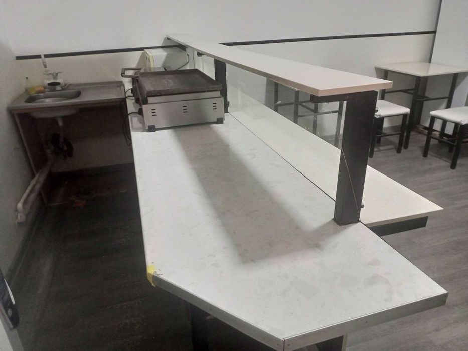 Fast food учун 4 стол 8 стул ва 1 та бари бн сотилади холати зор.