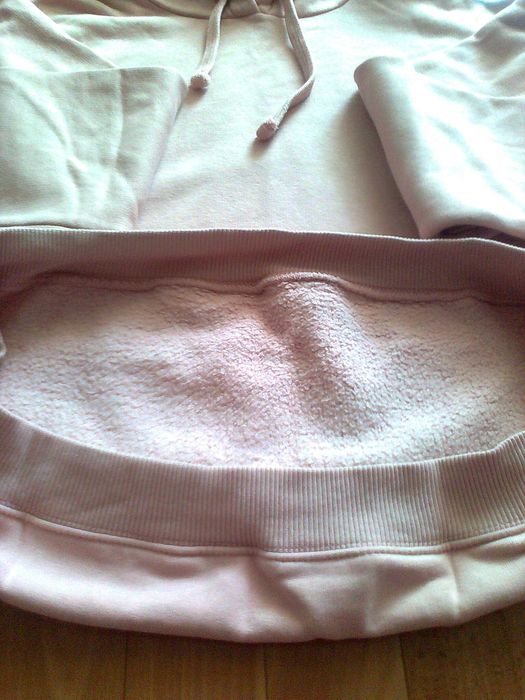 Худи бледно розового цвета.