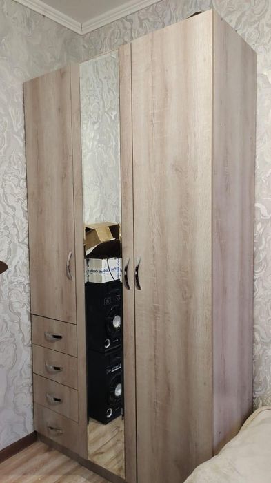 Продаётся шкаф. Продам такжи и камод