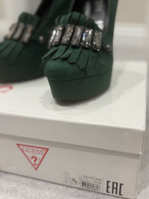 Обувки Guess с масивен ток