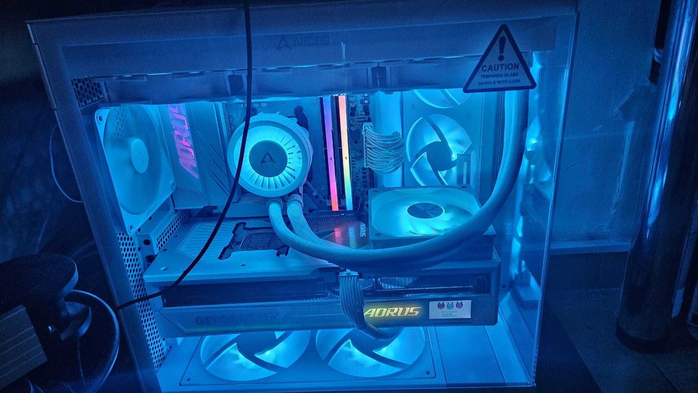 PC Gaming si AI White 7950X X670E 64GB NVME 1TB 5090 32GB NZXT
