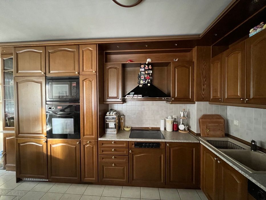 Гръцка кухня( 5,4 м.) с бар (1,8 м.) с  врати от масивна дъбова рамка