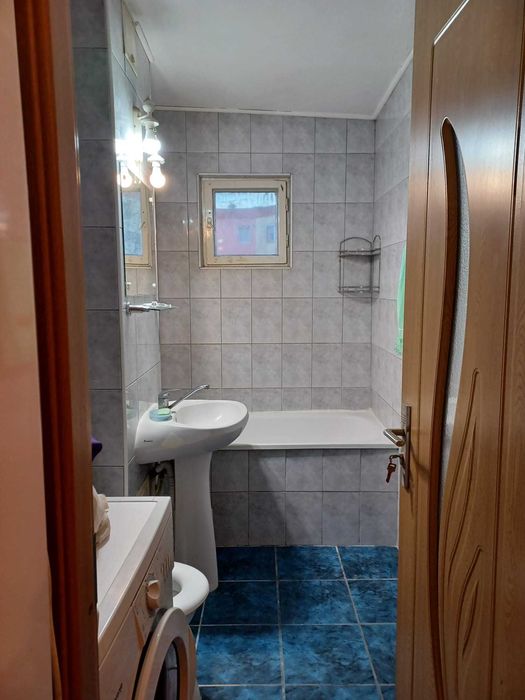Vand Apartament de 80 mp , 4 camere, 2 băi, etajul 3