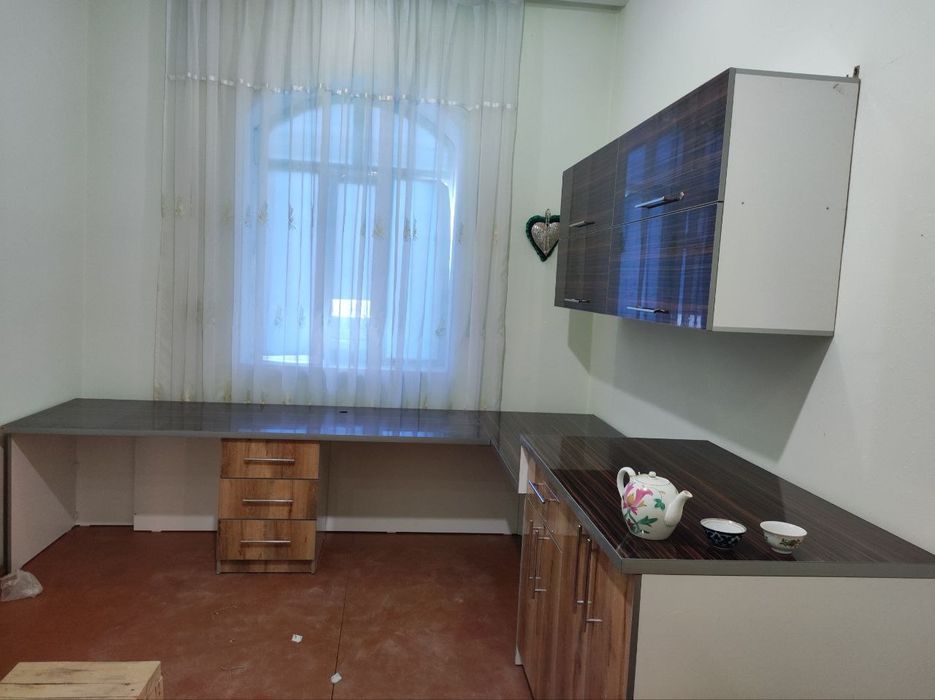 Kuxinniy mebel sotiladi