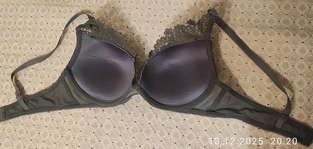 ПОДАРЯВАМ нов масленозелен сутиен р. 85/С