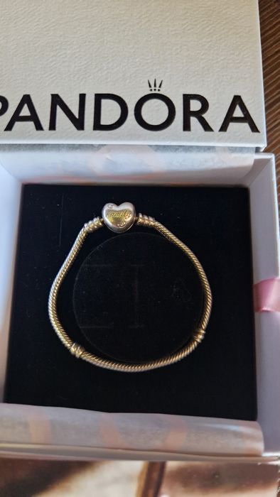 Продавам оригинална сребърна гривна Pandora
