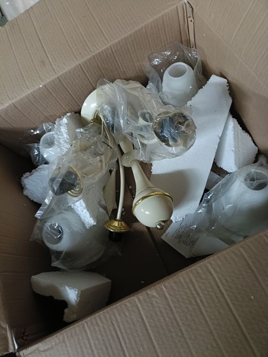 Продам люстру белого цвета