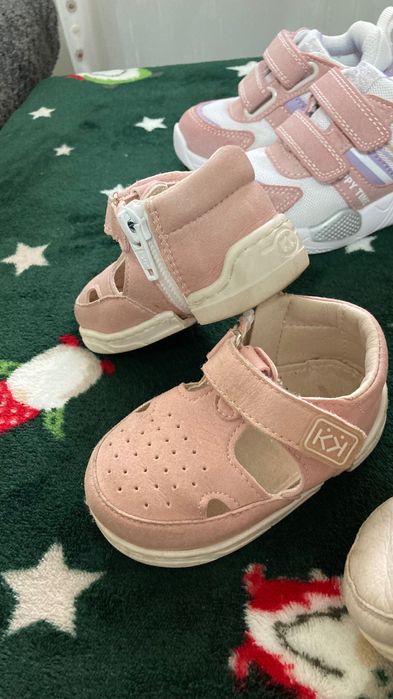 Лот бебешки обувки.