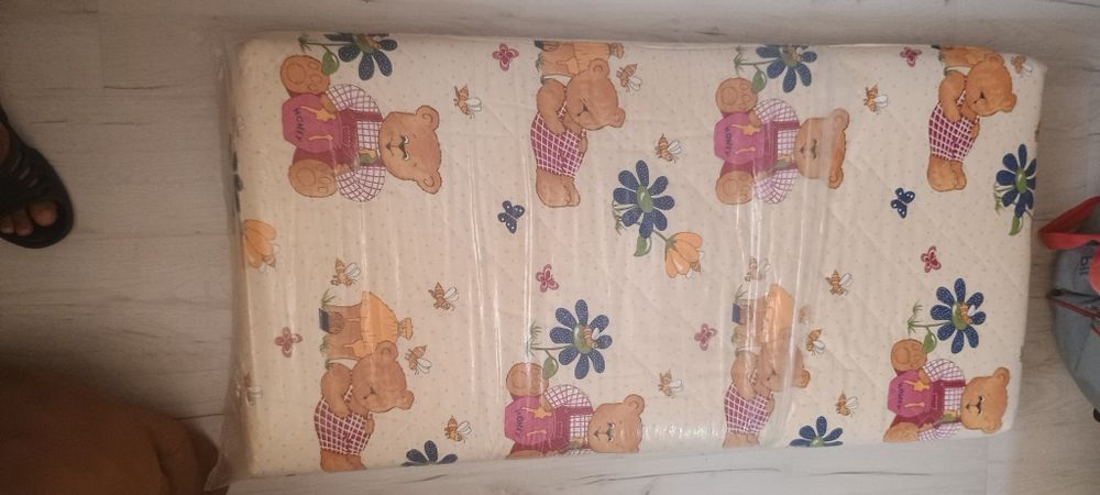 Детски матрак с кокосова вложка вложка. Размери: 120х60х12см.
Състояни