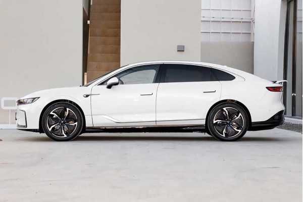 Voyah Chasing light rwd