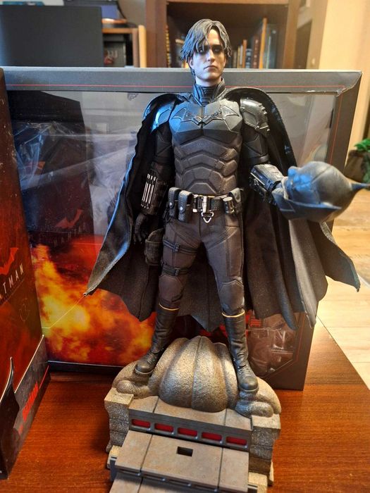 Hot Toys HT BATMAN 1/6 Robert Pattinson Action Figure MMS639