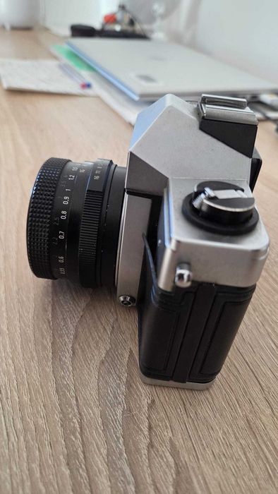Camera foto cu film Praktica MTL 5 cu obiectiv Pentacon 50mm f/1.8