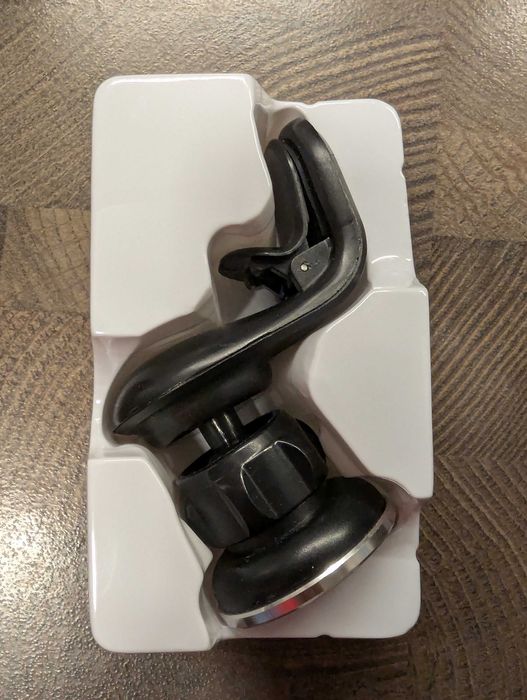 Магнитна поставка за телефон за кола