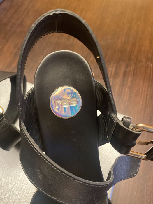 Кожени сандали на платформа марка RAS