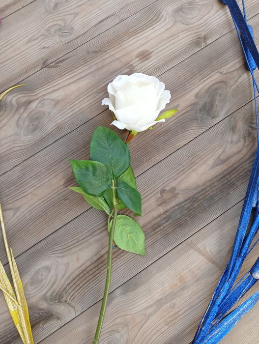 Искусственные цветы для оформления