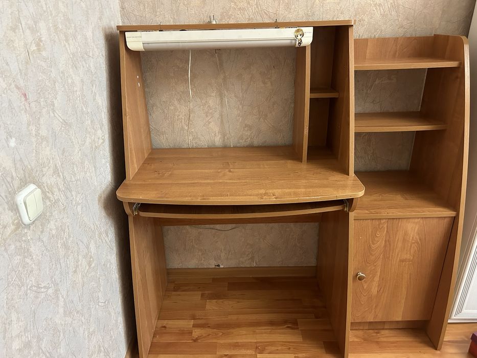 Письменный стол.