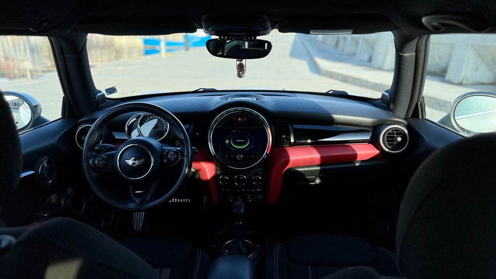 Продавам MINI Cooper SD F56