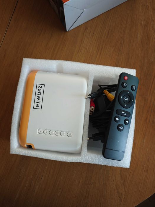 Мини проектор Zenwire D300 – нов, неизползван, с кутия и дистанционно