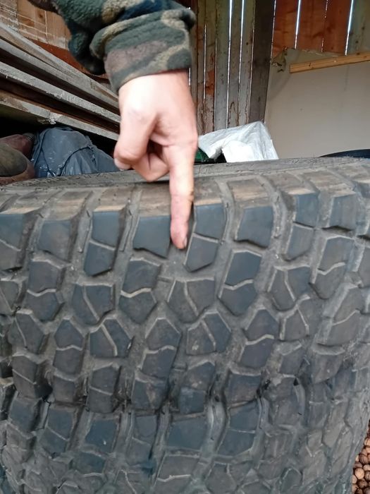 Vând anvelope pentru Jeep