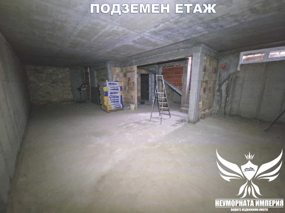Продавам три етажна къща с 402РЗП, гараж и двор 460кв.м. в гр.Асеновград, кв.Изток на местност Шкилово