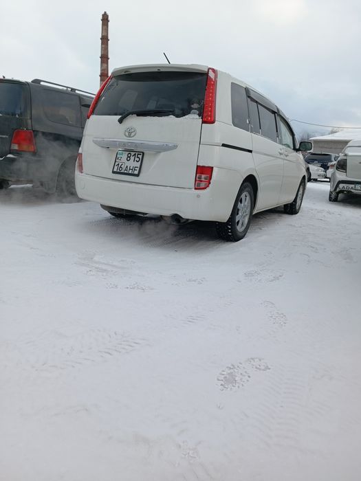 Продам Тойота Исис 1.8