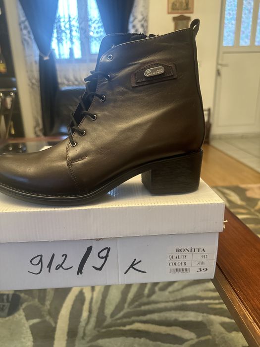 De vinzare ghete dama marca Bonitta marimea 39