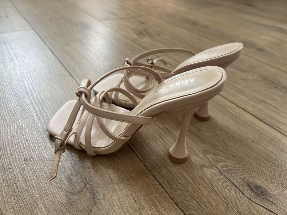 Босоножки на каблуке