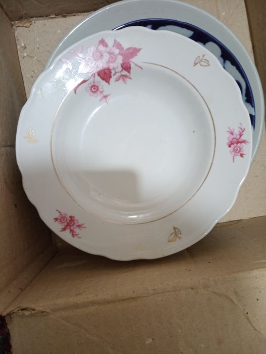 Продаю тарелки под первое блюдо на шесть персон.