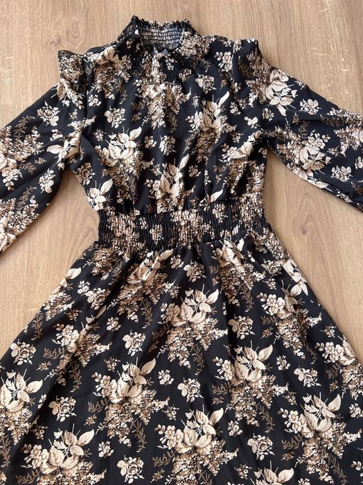 Дамска Рокля с Черен Цветен Принт Нова