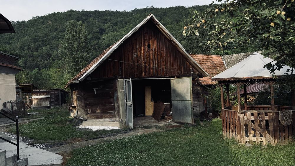Șură veche din lemn masiv