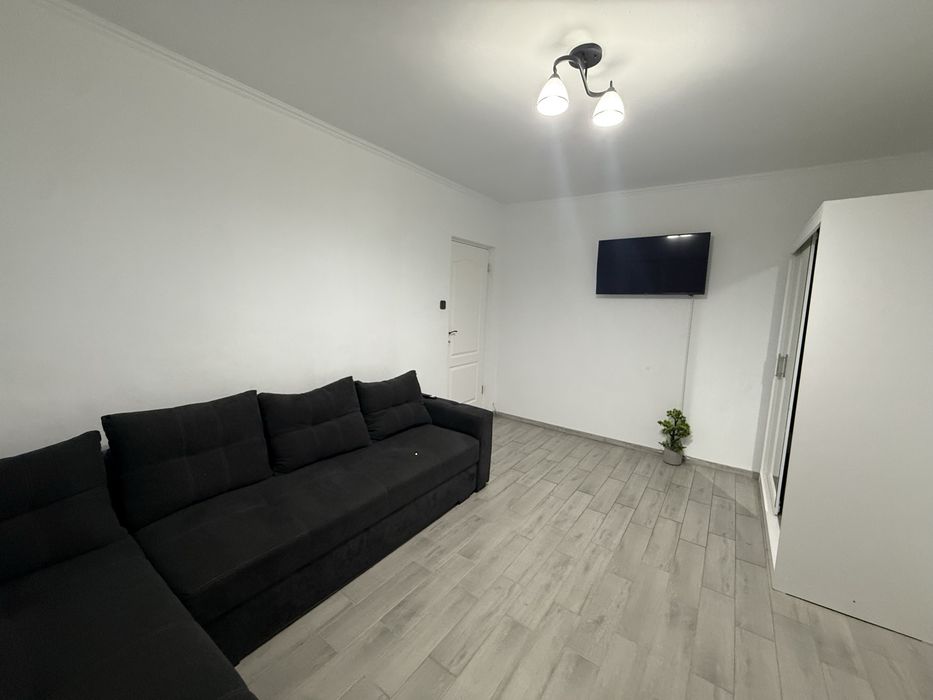 Vand apartament cu doua camere , zona Velenta