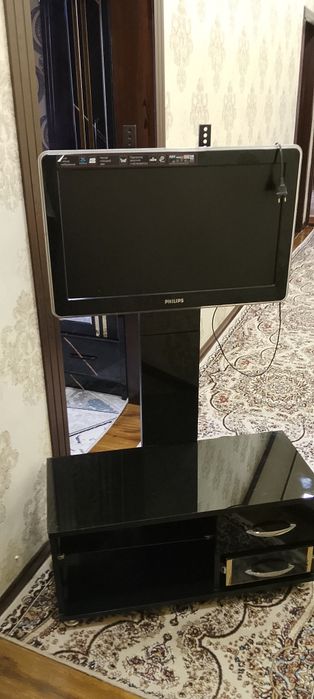 Телевизор с подставкой.