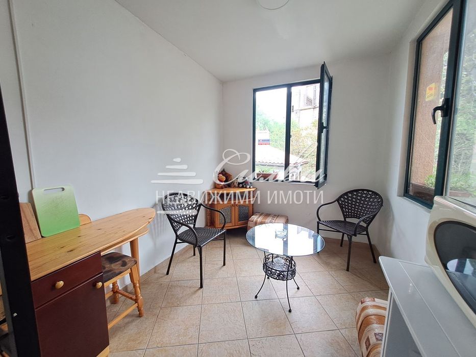 Самостоятелна ДВУЕТАЖНА ТУХЛЕНА къща - кв.Център