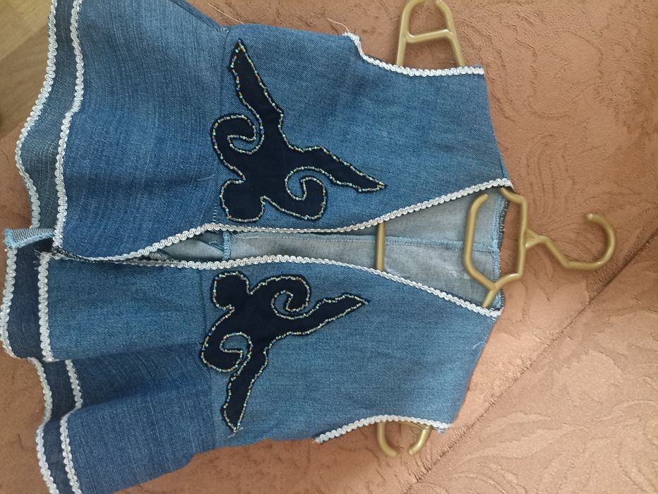 Стилизованные джинсовые жилетки