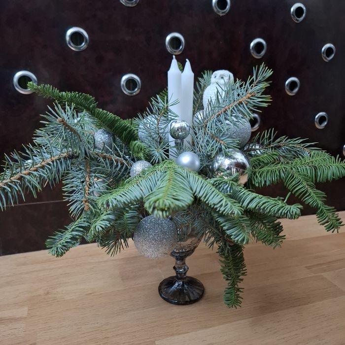 Новогодняя композиция из живых еловых веток.веток