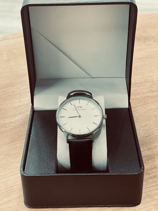 Часы наручные.