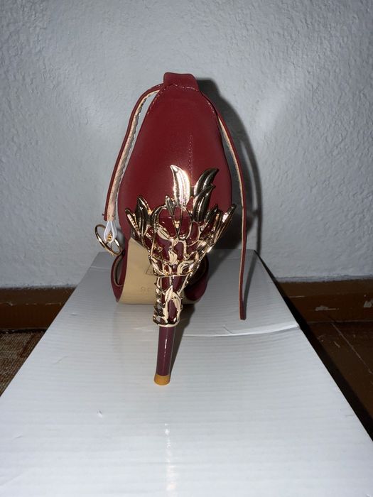 Червени токчета .