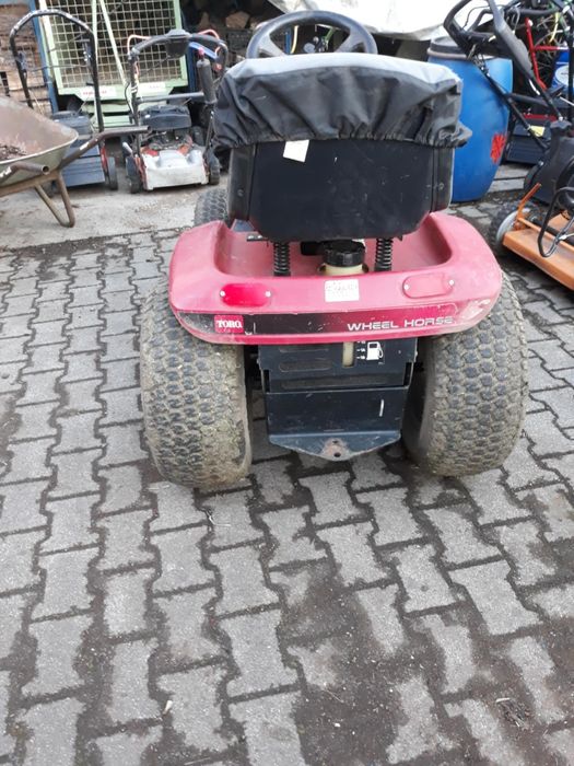 Tractoras tuns iarba Toro