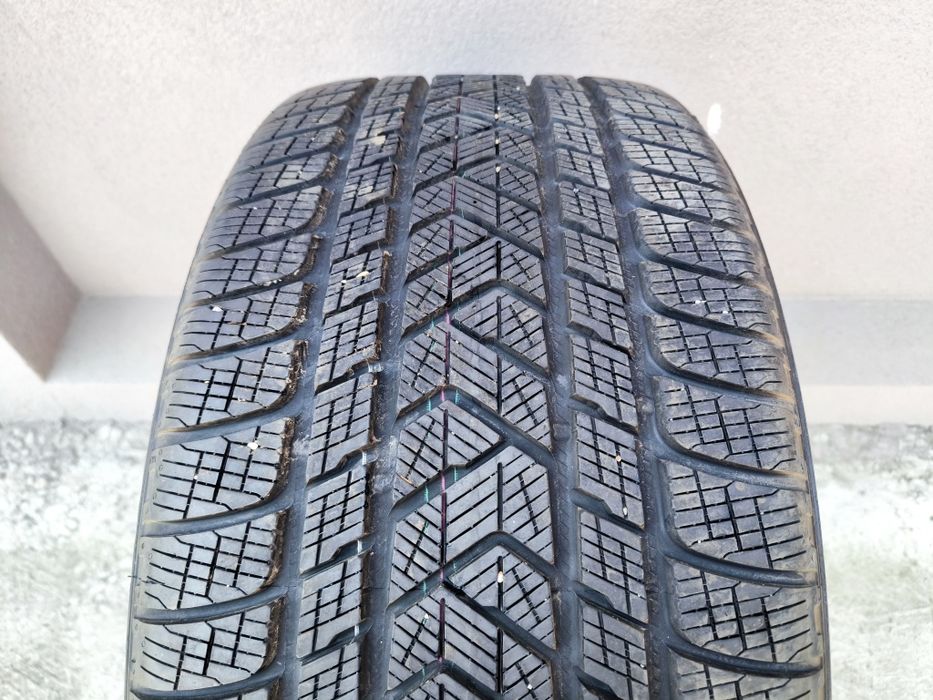 295/35-22 Pirelli scorpion еденичка