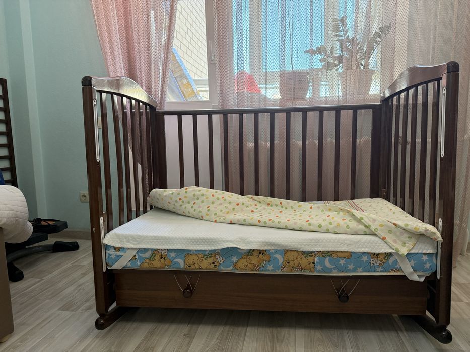 Детскую кровать с матрацем